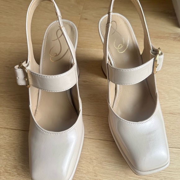 60s/70s Style Low Platform Heel with Gold Buckle - Picture 2 of 8